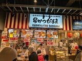 店員さんの活気に惹かれ、まずは「串かつだるま」で注文してみる（筆者撮影）