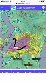 7月4日に球磨川が氾濫したときの洪水危険度分布の表示。氾濫した球磨川は黒く表示されている。また周囲の川も「きわめて危険」を示す濃い紫色や避難が必要な「非常に危険」を示す薄い紫色に表示されている。 （出所）気象庁ホームページ