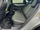 センタートンネルがないフラットフロアかつレッグルームも余裕がある後席（筆者撮影）