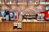 大充実のドリンクバーは、コーヒーメーカーが2台と、ティーバーも完備（筆者撮影）