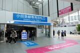 改札口では小田急線を水色、京王井の頭線をピンク色に分けて誤入場を防ぐ（記者撮影）
