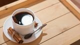 コーヒーやシナモンにふくまれるポリフェノールには、強い抗酸化力や血管拡張作用があり、2つを合わせることでさらに効果が期待できます（写真：Yulia.Panova／PIXTA）