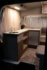 日産キャラバンをベースにしたレクビィの新型キャンピングカー「レクビィ プラスリビン」（写真：レクビィ）