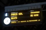 ミラノ中央駅の電光掲示板。行先はPARIS GDL（Gare de Lyon、パリ・リヨン駅）だ（撮影：橋爪智之）