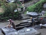 山から流れてくる水で洗濯をする女性たち（写真：筆者撮影）