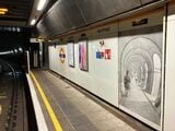 ワッピング駅のホームに描かれた歩行者用トンネル時代の壁画（筆者撮影）
