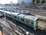 上野駅を発車する常磐快速線の電車（記者撮影）