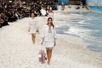 画期的！シャネルのショー会場にビーチ登場 ランウェイは波打ち際
