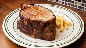 マンガみたいな"肉塊"ステーキチェーン｢高級店なら1皿3万円｣をポークで｢客単価2500円｣に《月商1800万円》生んだ仕掛け
