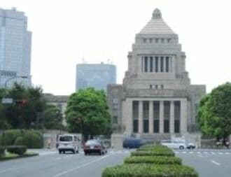 鳩山新政権、政策裏付ける財源提示がカギ--日本の財政赤字拡大の可能性も《スタンダード＆プアーズの業界展望》