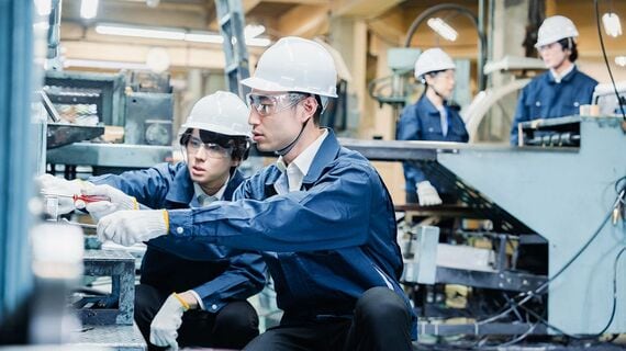 工場で働く人の様子