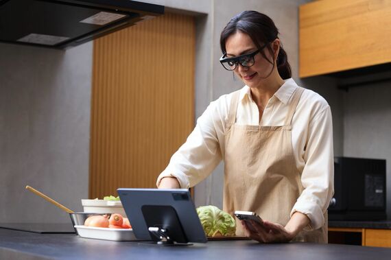 ViXion2を装着して料理をする女性