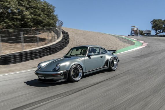 外観は往時のポルシェ「930 turbo」そのもの（写真：Singer Vehicle Design） 