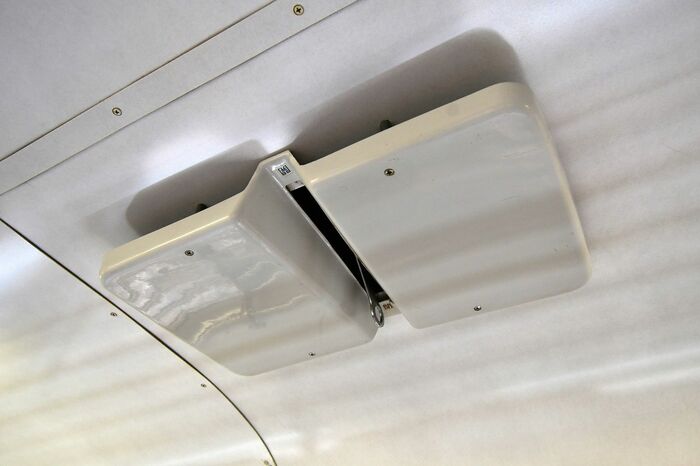 屋根にはベンチレーターも設置。室内のレバーで