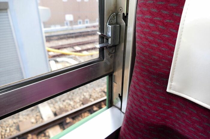 下側の窓は上方向に開く