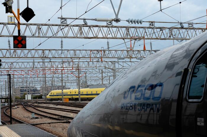 博多南駅のホームは車両基地の隅っこ。ドクターイエローも