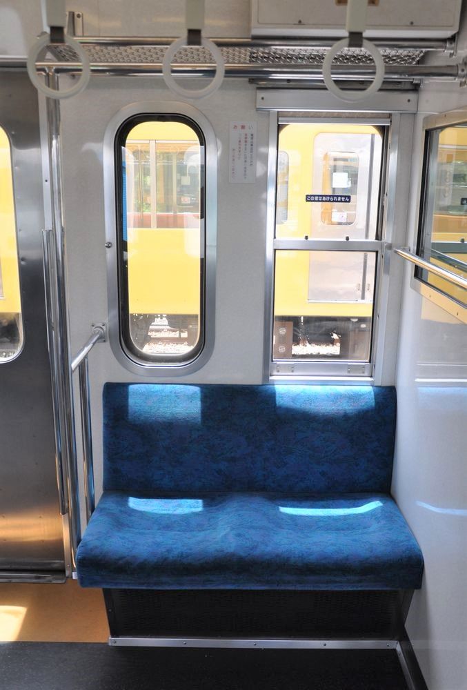 運転席後ろの2人席。ここが落ち着くという人もいるのでは