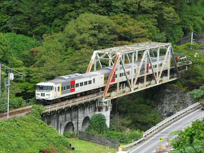 ダム建設で消えた吾妻線の旧線区間を走る