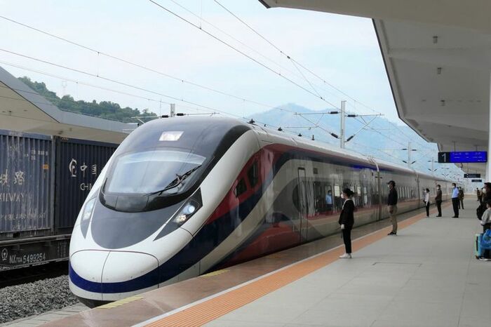 ルアンパバーン駅に到着の特急列車、見守るのは駅員