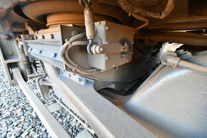 振り子部分。弓状の部分に沿って空気ばねがスライドする