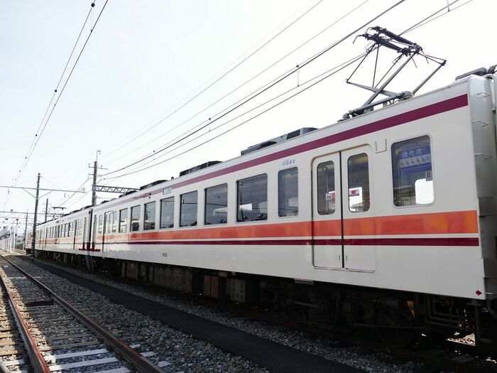 パンタグラフは1基の車両と2基の車両がある