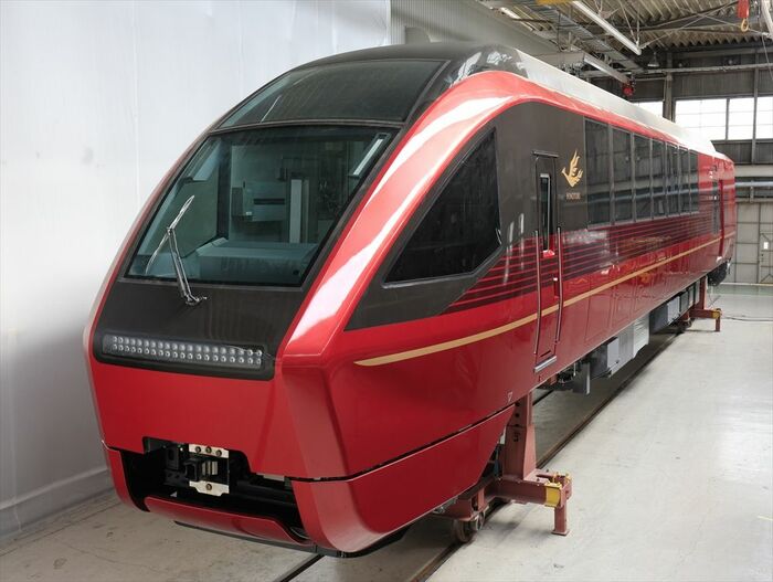 製造中の「ひのとり」先頭車外観