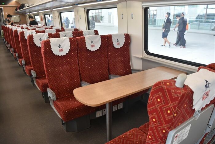 ラオス・中国鉄道CR200J型の2等車中央部座席