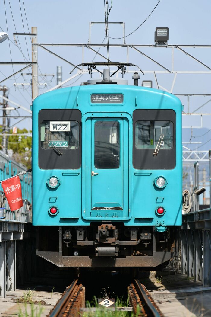 洗車中の105系。活躍を終える日まで入念な整備は続く