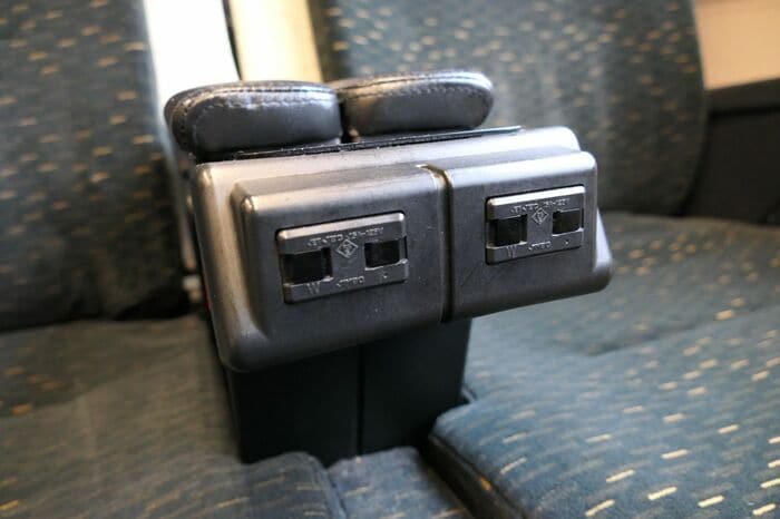 座席の肘かけの電源コンセント