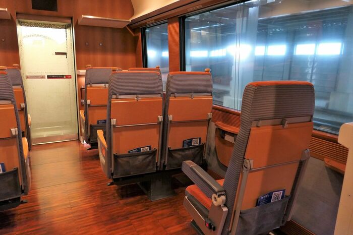 8号車には車いす用の座席がある