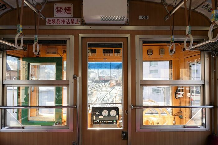 運転室の後ろの窓