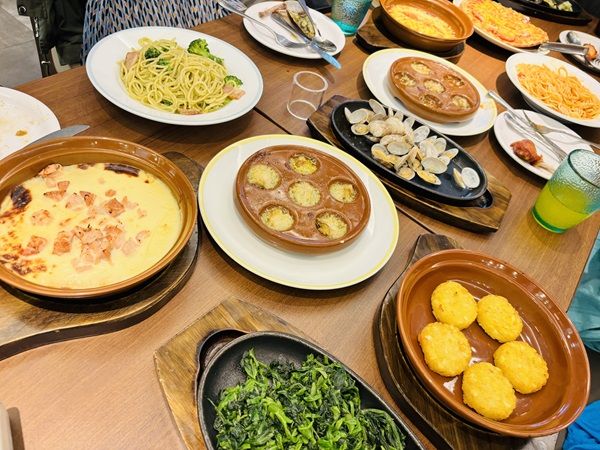 上海のサイゼリヤで隣の家族連れが頼んでいた料理の数々※写真は許可を取って撮影させてもらった（写真：阿生撮影）
