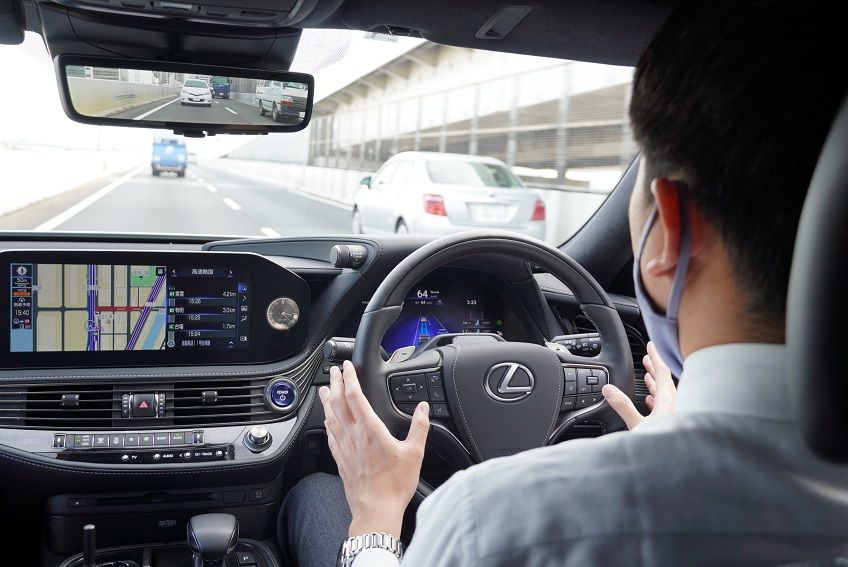 ハンドルを離すと滑らかに車線変更が行われた（記者撮影）