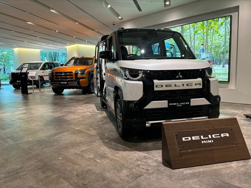三菱自動車の本社が入るビルのショールームにて。デリカミニなどアウトドア向け車両が並ぶ（筆者撮影）