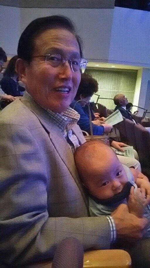 5年前、智子さんの長男とカラオケ大会で楽しむ父親（写真提供：嶋田さん）