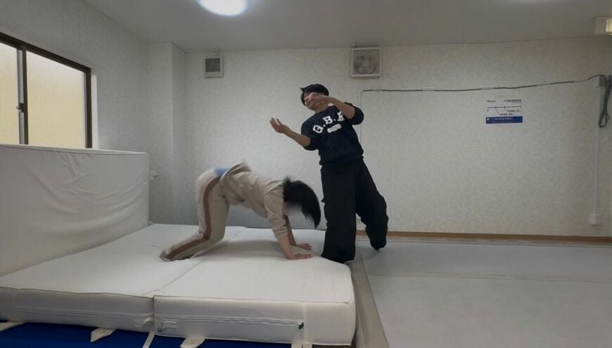 勢いのまま着地。但野さんのような美しい着地はまだまだ遠そうだ（写真：バク転パーソナル教室木更津店）
