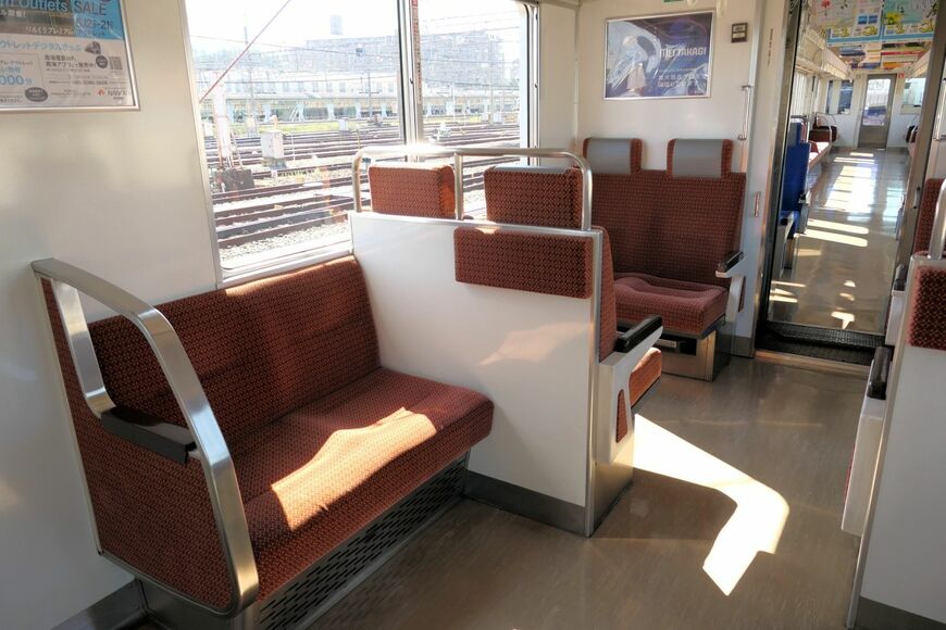 窓を背にした2人用の座席と、向かい合わせになったボックスシート（記者撮影）