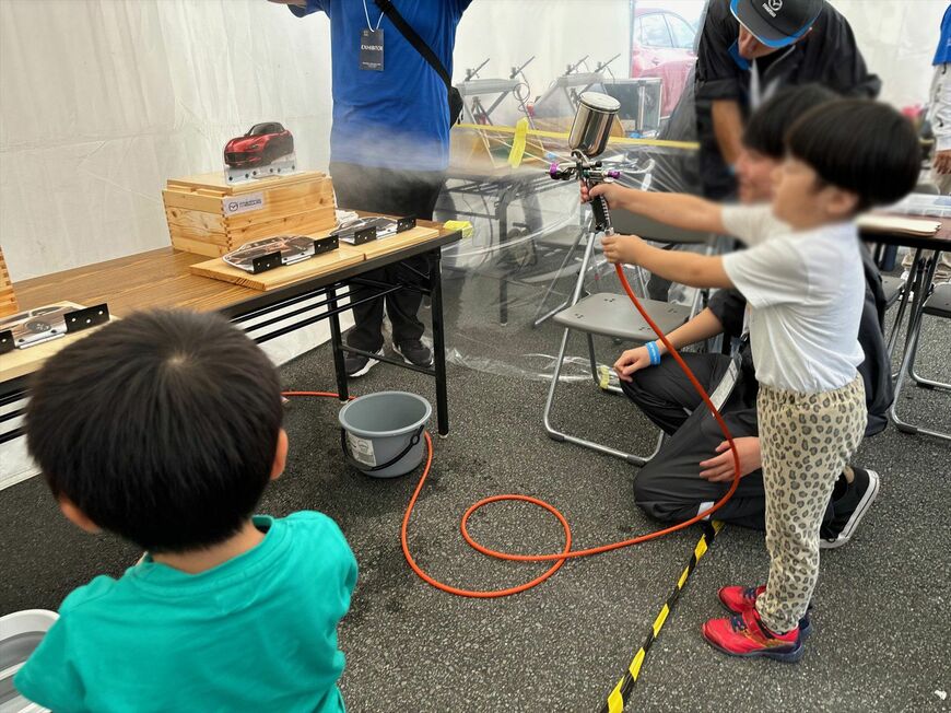 エアガンを使った射的ゲーム。関東マツダのブースにて（写真：桃田健史）