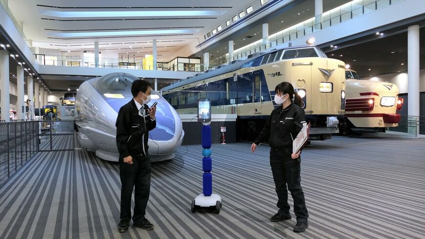 大分県が実施する遠隔施設見学で京都鉄道博物館に現れた「アバター」。タブレット端末のような画面が“顔”だ（記者撮影）