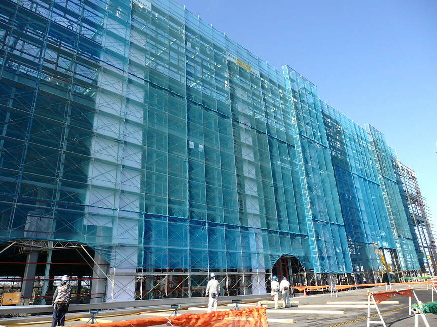 群馬製作所内で建設中の4階建て塗装工場。最新鋭になることで、生産効率は大幅に高まる見込みだ（記者撮影）