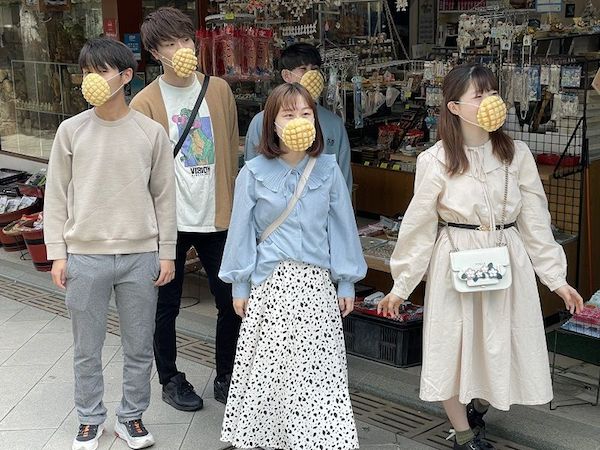 同社のヒット商品、「マスクパン」。実際に食べられるメロンパンをマスクとして利用するアイデア商品で、2021年6月の発売当初は世界中の注目を浴びた。10月末現在も完売状態（写真：悟空のきもち THE LABO）