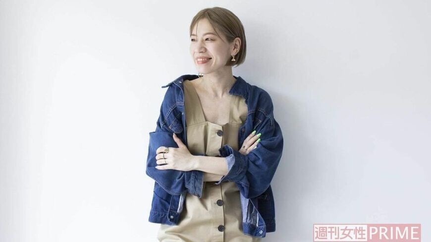 50歳前後は体形や髪質、肌質が変わって今までの服が似合わなくなってくる。「予約の取れないスタイリスト」山本あきこさんに着こなしのコツを教えてもらいました（写真：週刊女性PRIME）この記事の画像を見る(◯枚)