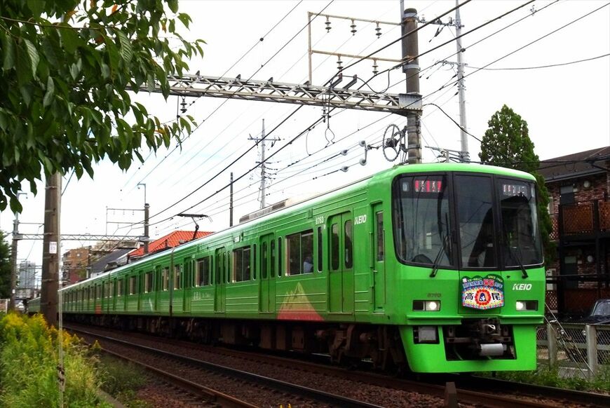 高尾線開業55周年のヘッドマークを付けた8000系の「高尾山トレイン」（撮影：南正時）