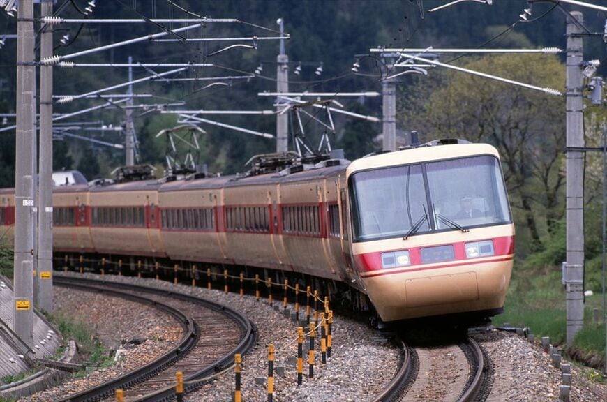 JR発足後、改造によって登場した「パノラマしなの」。グリーン車を展望車化した（撮影：南正時）