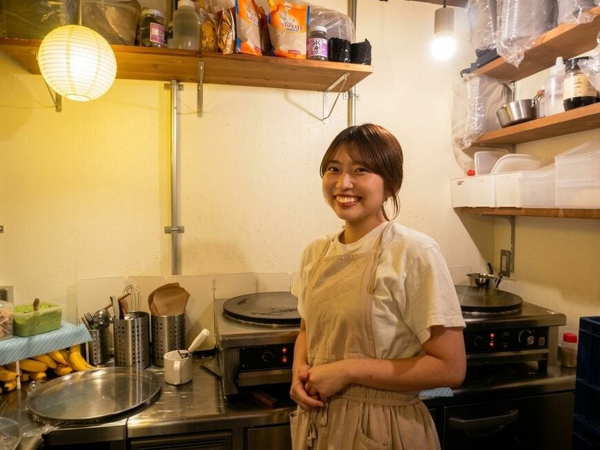 店主として経営を担う一方、自ら店頭に立ってクレープを焼く遠藤桃華さん（写真：編集部撮影）