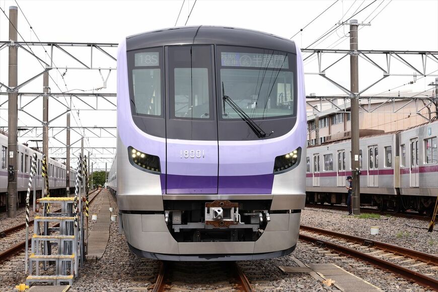 丸みのあるデザインの18000系（撮影：尾形文繁）