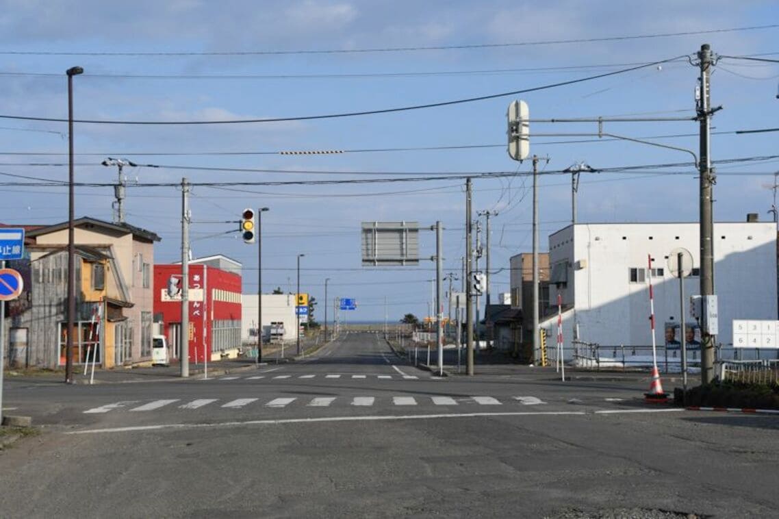 駅前。通りの先は海が広がる