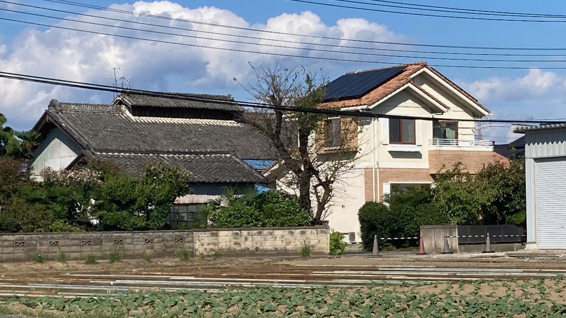 屋根に太陽光パネルが設置された一軒家