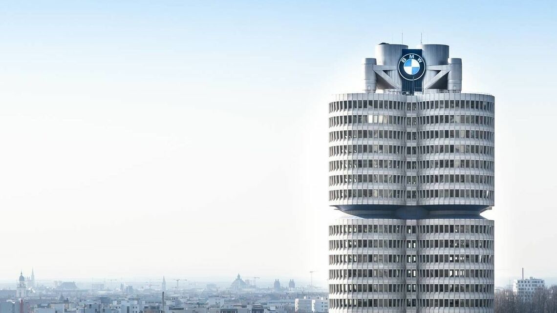 BMWグループは、世界販売に占めるEVの比率を2030年までに半分以上に引き上げる計画だ。写真はドイツ・ミュンヘンの本社ビル（同社ウェブサイトより）