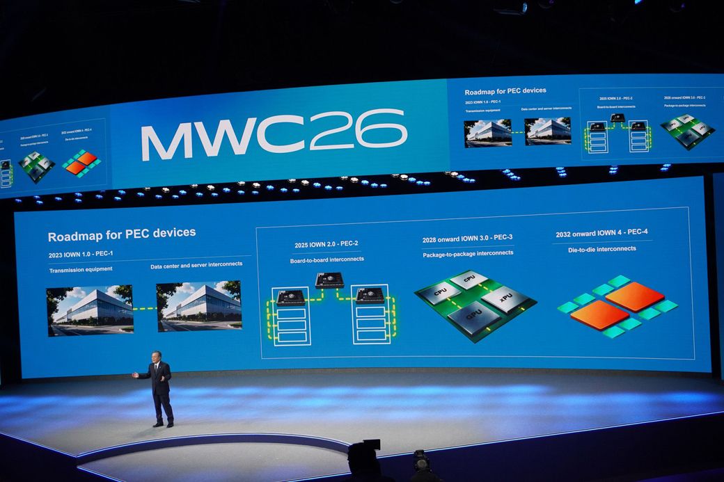 PECデバイスのロードマップを示す島田社長。PEC-1からPEC-4まで段階的に光化を進める計画だ（写真：筆者撮影）